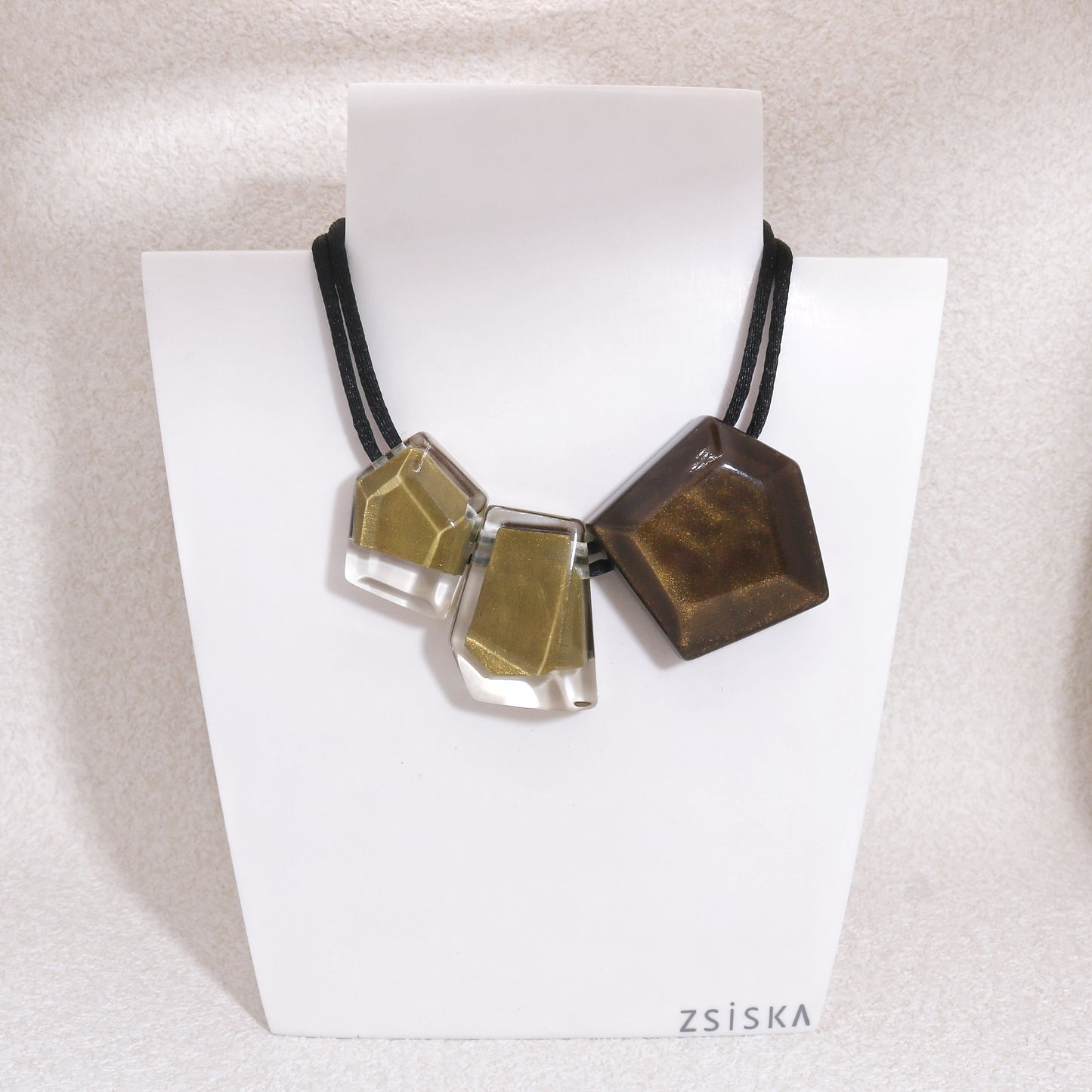 MYSTIQUE Short Bead Resin Necklace