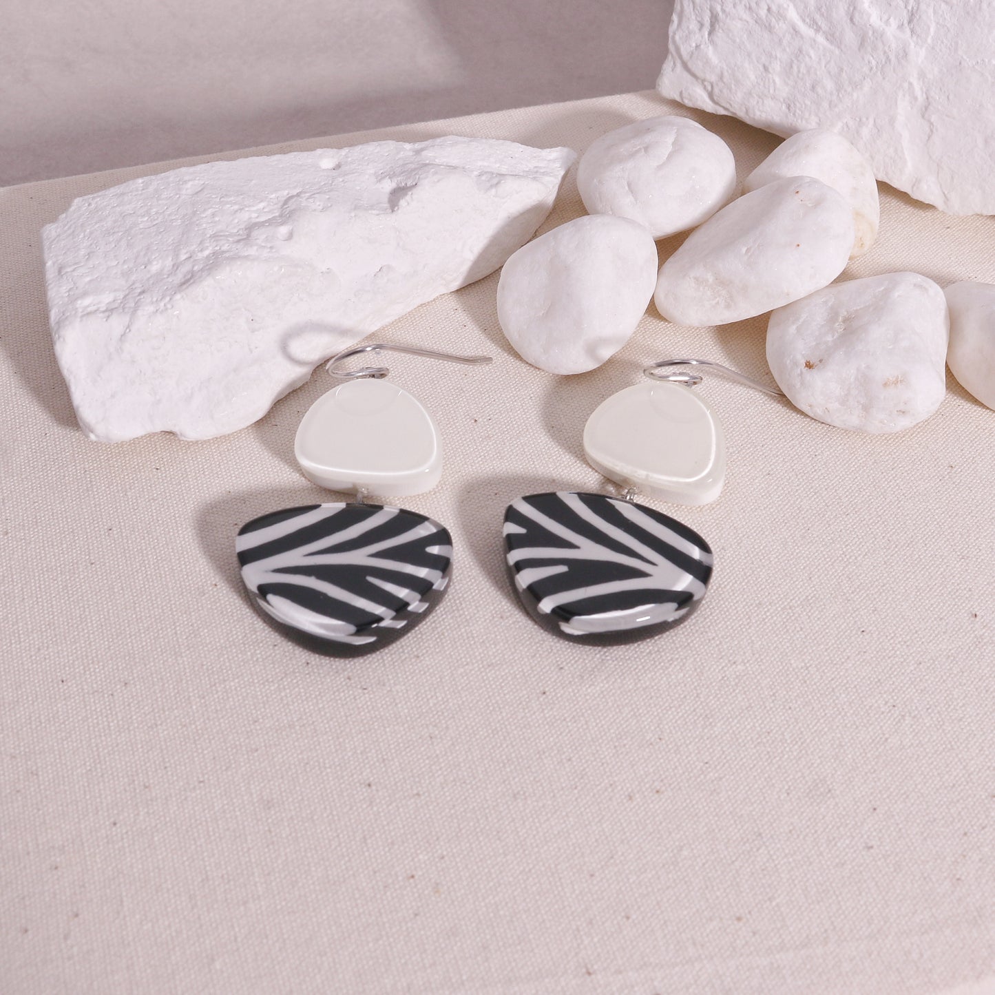 ZSISKA -Nali Zebra Striped Short Dangle Earrings