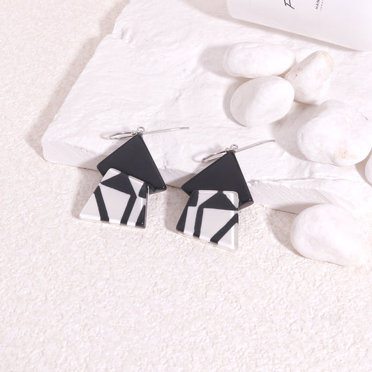 URBANA Short Dangle Earrings White
