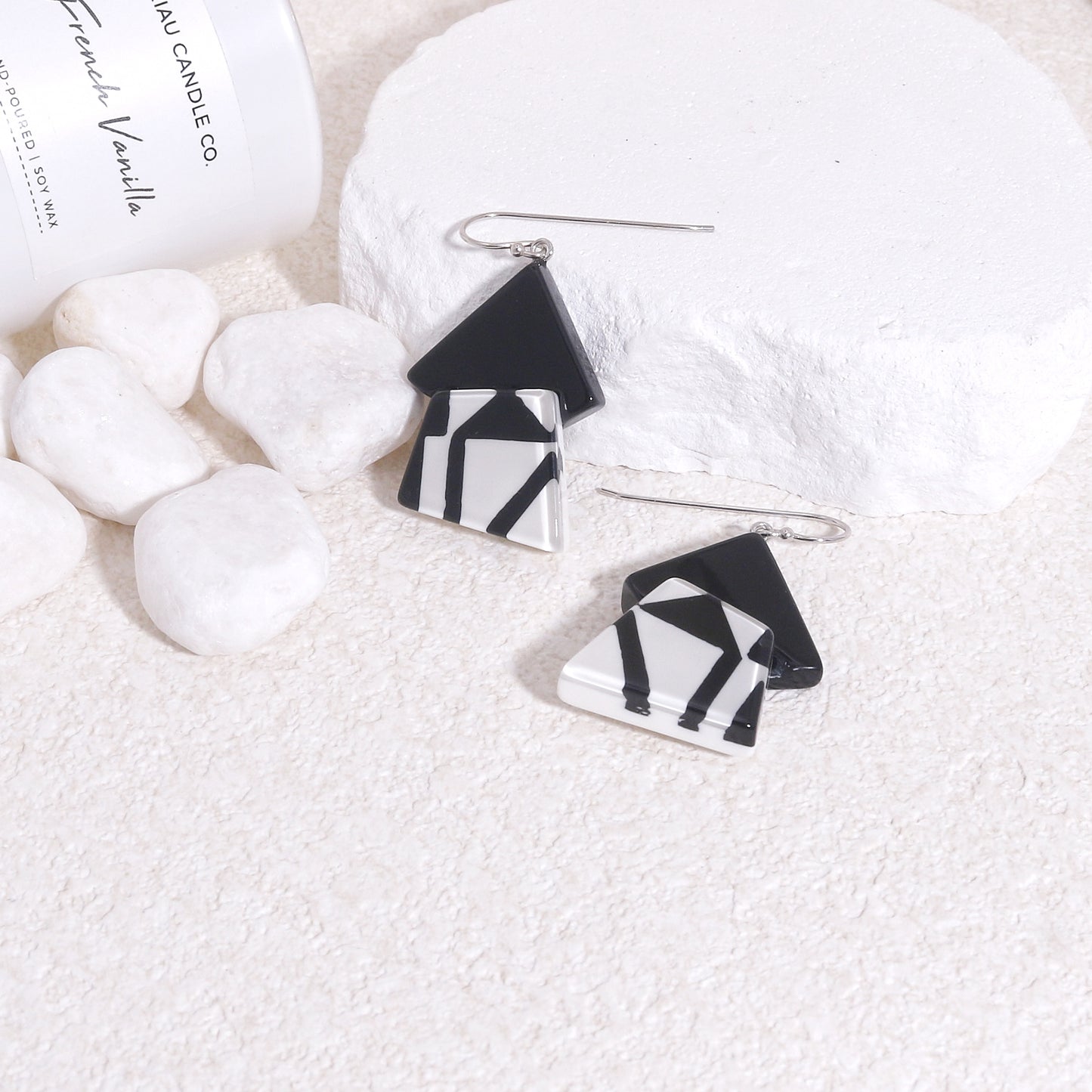 URBANA Short Dangle Earrings White